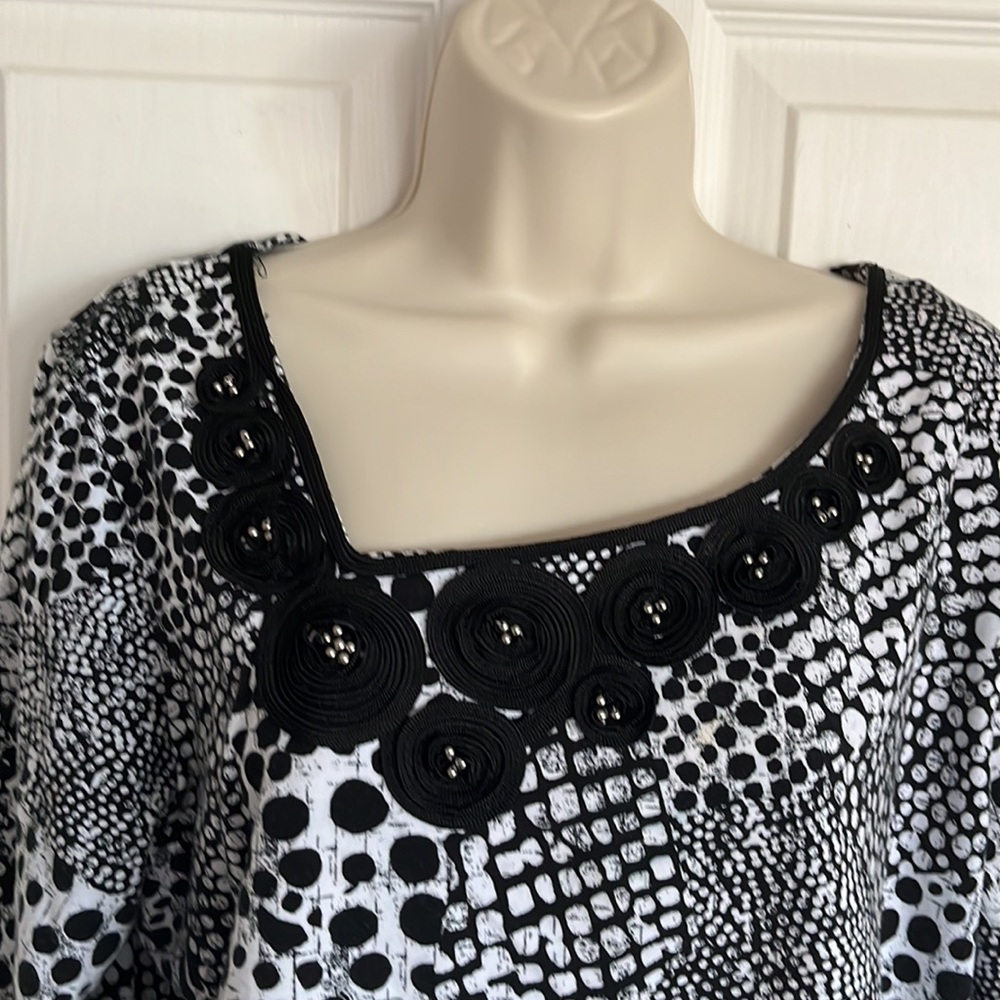 Ruby Rd.Top decorative around neck - Picture 2 of 9